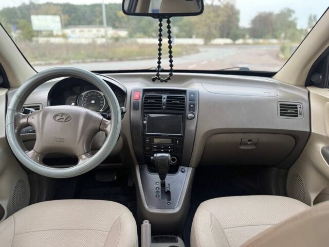 Черный Хендай Туксон, объемом двигателя 2 л и пробегом 353 тыс. км за 6800 $, фото 8 на Automoto.ua