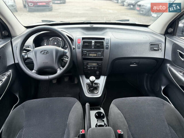 Чорний Хендай Туксон, об'ємом двигуна 2 л та пробігом 240 тис. км за 6888 $, фото 15 на Automoto.ua