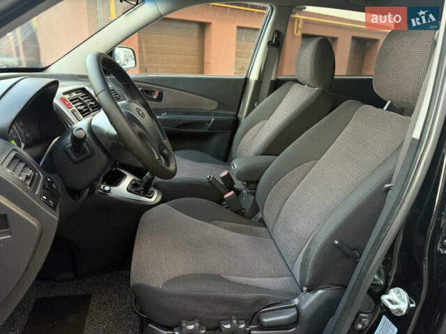 Чорний Хендай Туксон, об'ємом двигуна 2 л та пробігом 156 тис. км за 7850 $, фото 2 на Automoto.ua