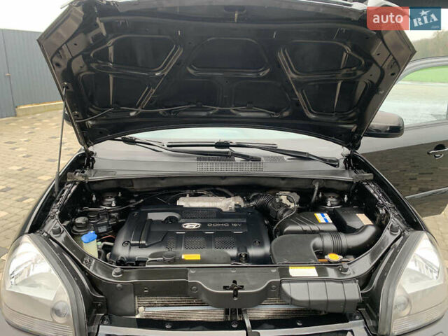 Черный Хендай Туксон, объемом двигателя 2 л и пробегом 198 тыс. км за 7500 $, фото 11 на Automoto.ua