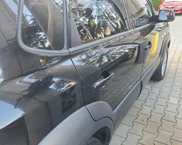 Черный Хендай Туксон, объемом двигателя 1.98 л и пробегом 159 тыс. км за 8499 $, фото 6 на Automoto.ua