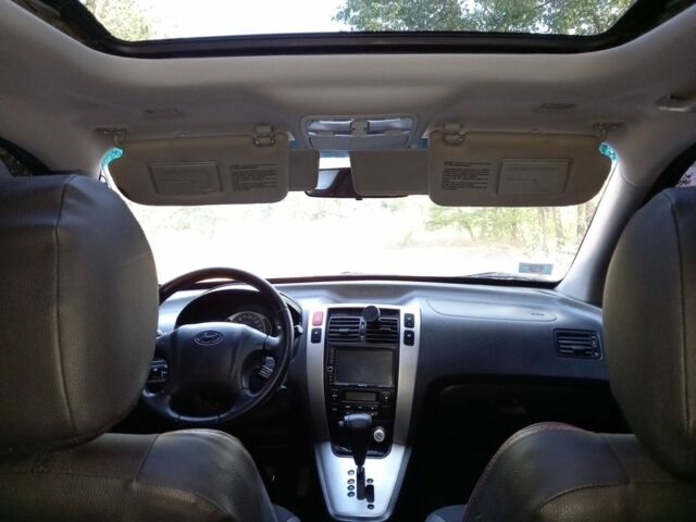 Чорний Хендай Туксон, об'ємом двигуна 2 л та пробігом 270 тис. км за 8000 $, фото 4 на Automoto.ua