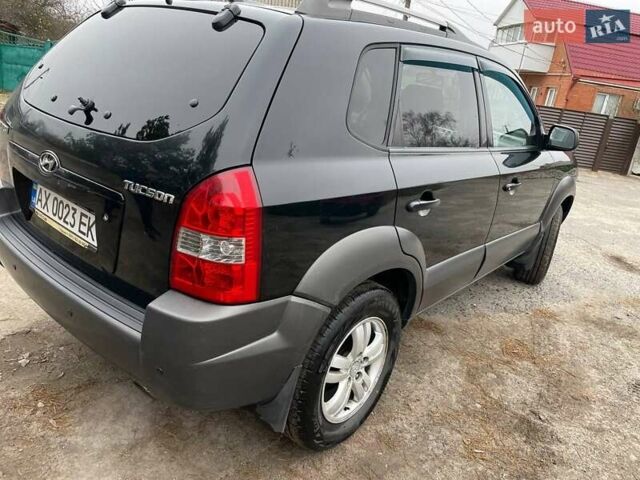 Черный Хендай Туксон, объемом двигателя 1.98 л и пробегом 290 тыс. км за 7000 $, фото 5 на Automoto.ua