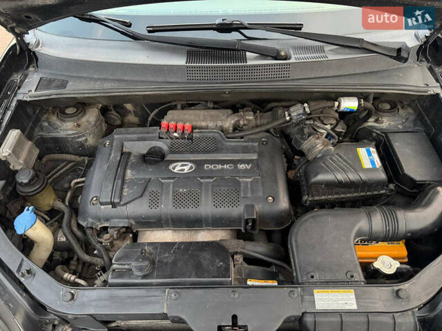 Черный Хендай Туксон, объемом двигателя 2 л и пробегом 361 тыс. км за 6499 $, фото 10 на Automoto.ua