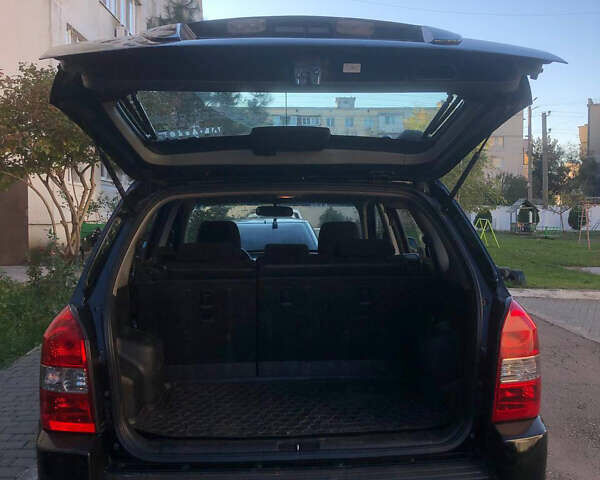 Черный Хендай Туксон, объемом двигателя 1.98 л и пробегом 256 тыс. км за 8200 $, фото 2 на Automoto.ua