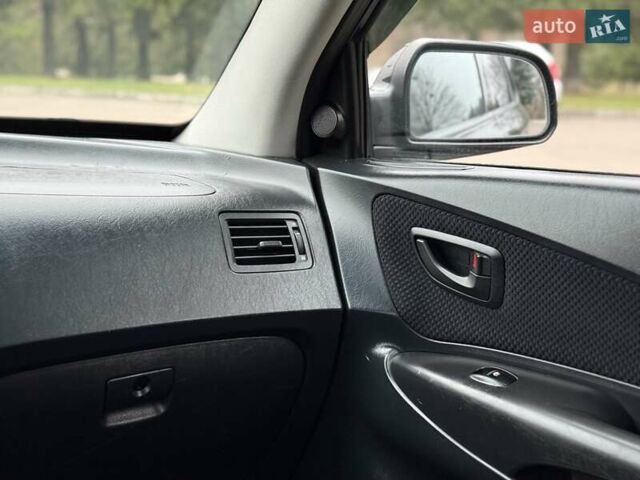 Черный Хендай Туксон, объемом двигателя 1.99 л и пробегом 240 тыс. км за 7200 $, фото 58 на Automoto.ua