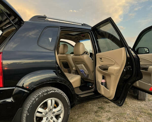 Черный Хендай Туксон, объемом двигателя 2 л и пробегом 323 тыс. км за 9300 $, фото 9 на Automoto.ua