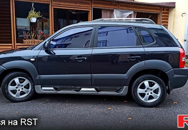 Чорний Хендай Туксон, об'ємом двигуна 2 л та пробігом 188 тис. км за 8800 $, фото 1 на Automoto.ua