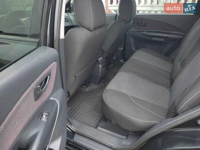 Черный Хендай Туксон, объемом двигателя 2 л и пробегом 237 тыс. км за 7500 $, фото 17 на Automoto.ua