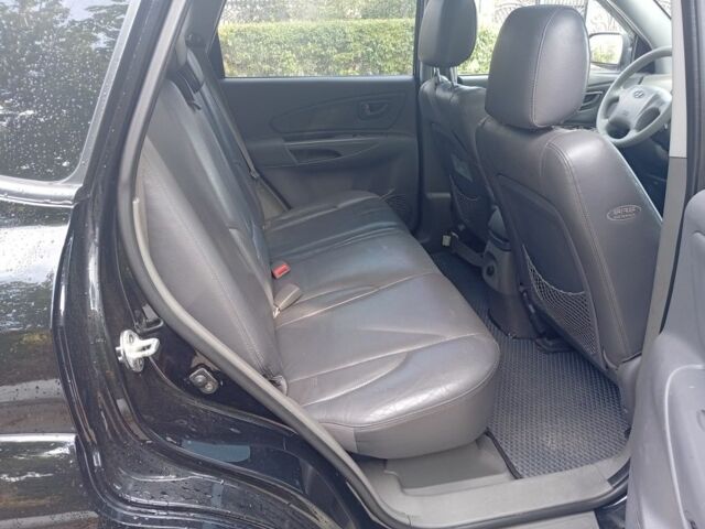 Чорний Хендай Туксон, об'ємом двигуна 2 л та пробігом 260 тис. км за 6750 $, фото 6 на Automoto.ua