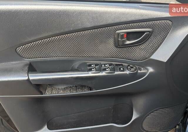 Черный Хендай Туксон, объемом двигателя 2 л и пробегом 163 тыс. км за 8100 $, фото 1 на Automoto.ua