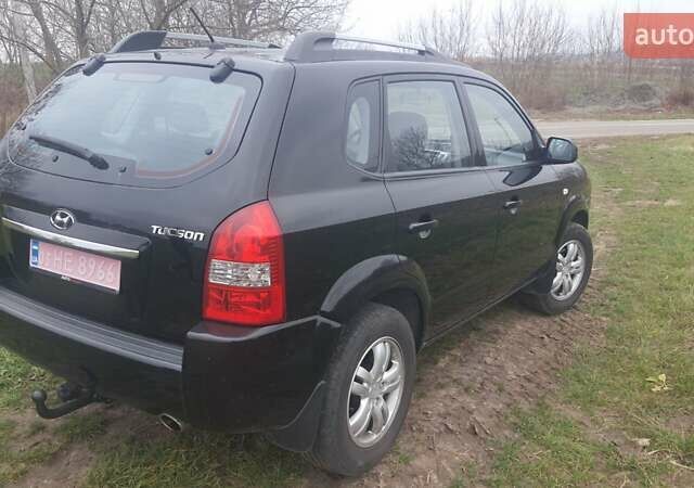 Черный Хендай Туксон, объемом двигателя 2 л и пробегом 198 тыс. км за 8200 $, фото 8 на Automoto.ua