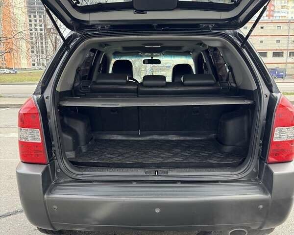 Черный Хендай Туксон, объемом двигателя 2 л и пробегом 282 тыс. км за 8700 $, фото 5 на Automoto.ua