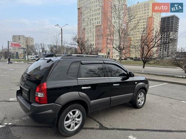 Черный Хендай Туксон, объемом двигателя 2 л и пробегом 282 тыс. км за 8700 $, фото 2 на Automoto.ua