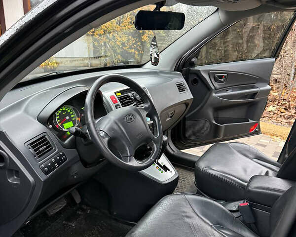 Черный Хендай Туксон, объемом двигателя 2.66 л и пробегом 205 тыс. км за 10000 $, фото 32 на Automoto.ua