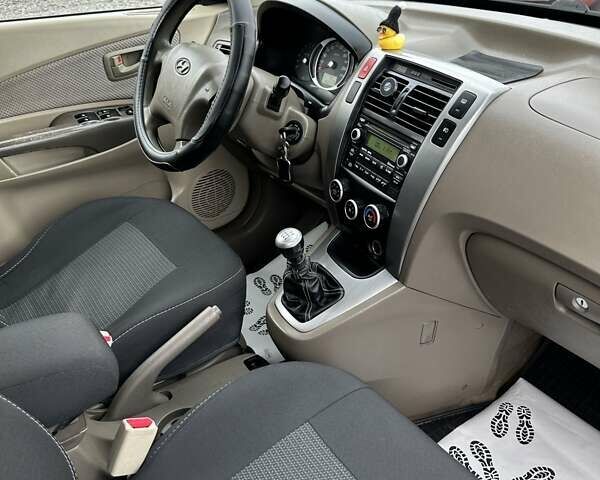 Чорний Хендай Туксон, об'ємом двигуна 2 л та пробігом 166 тис. км за 7500 $, фото 13 на Automoto.ua