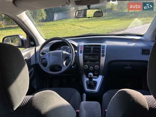 Черный Хендай Туксон, объемом двигателя 2 л и пробегом 198 тыс. км за 8200 $, фото 17 на Automoto.ua