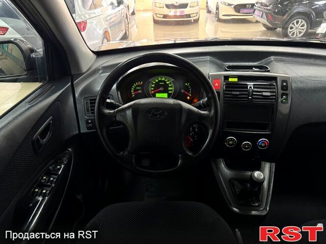 Черный Хендай Туксон, объемом двигателя 2 л и пробегом 160 тыс. км за 8800 $, фото 7 на Automoto.ua