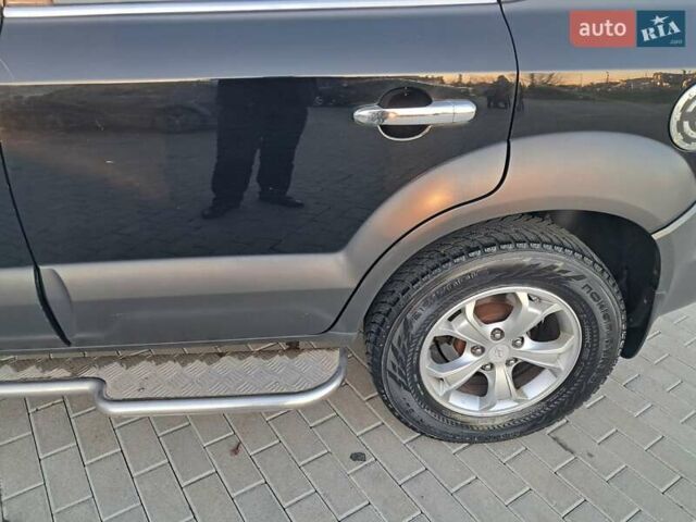 Черный Хендай Туксон, объемом двигателя 1.98 л и пробегом 233 тыс. км за 7850 $, фото 4 на Automoto.ua