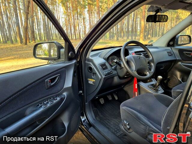 Черный Хендай Туксон, объемом двигателя 2 л и пробегом 204 тыс. км за 8900 $, фото 6 на Automoto.ua