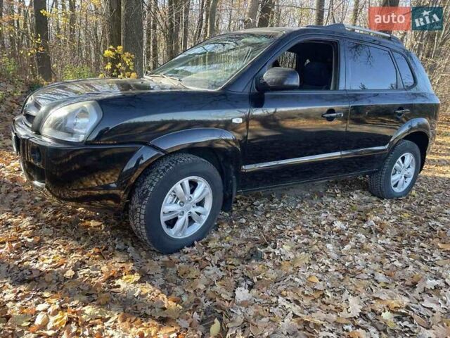 Черный Хендай Туксон, объемом двигателя 1.98 л и пробегом 180 тыс. км за 7999 $, фото 1 на Automoto.ua