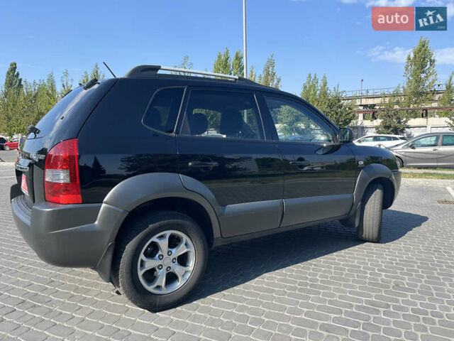 Черный Хендай Туксон, объемом двигателя 2 л и пробегом 137 тыс. км за 8800 $, фото 6 на Automoto.ua
