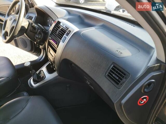 Черный Хендай Туксон, объемом двигателя 1.99 л и пробегом 159 тыс. км за 9700 $, фото 13 на Automoto.ua