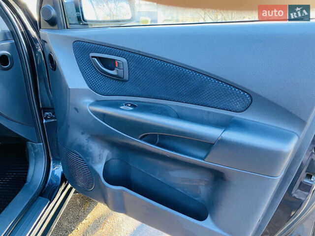 Черный Хендай Туксон, объемом двигателя 1.99 л и пробегом 95 тыс. км за 8500 $, фото 16 на Automoto.ua