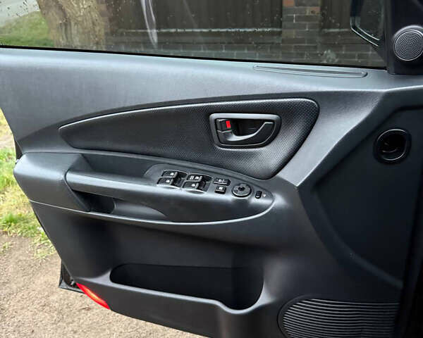 Черный Хендай Туксон, объемом двигателя 2.66 л и пробегом 205 тыс. км за 10000 $, фото 33 на Automoto.ua