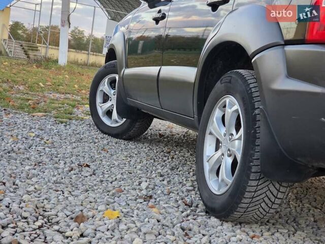 Хендай Туксон 2009 в Гусятине на Automoto.ua Черный Хендай Туксон, объемом двигателя 2 л и пробегом 143 тыс. км за 9700 $, фото 27 на Automoto.ua