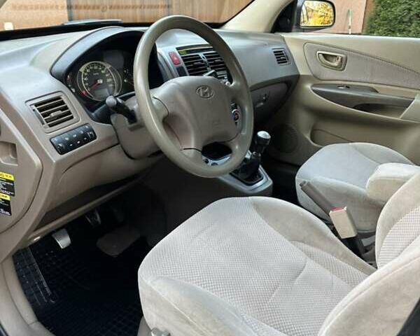 Черный Хендай Туксон, объемом двигателя 1.98 л и пробегом 198 тыс. км за 8250 $, фото 16 на Automoto.ua