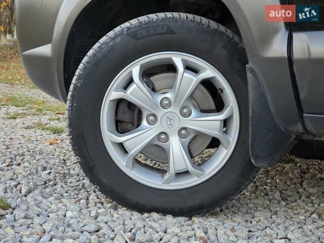 Хендай Туксон 2009 в Гусятине на Automoto.ua Черный Хендай Туксон, объемом двигателя 2 л и пробегом 143 тыс. км за 9700 $, фото 25 на Automoto.ua