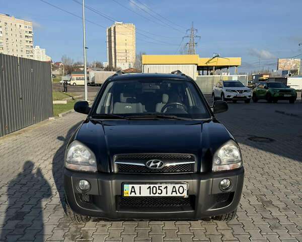 Черный Хендай Туксон, объемом двигателя 1.98 л и пробегом 220 тыс. км за 7500 $, фото 2 на Automoto.ua