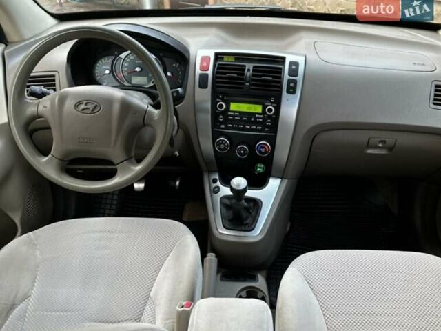 Черный Хендай Туксон, объемом двигателя 1.98 л и пробегом 198 тыс. км за 8250 $, фото 22 на Automoto.ua