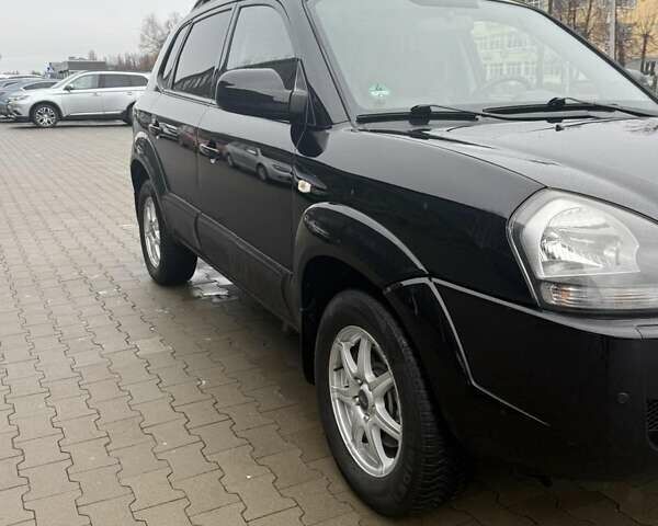 Черный Хендай Туксон, объемом двигателя 2 л и пробегом 237 тыс. км за 8350 $, фото 15 на Automoto.ua