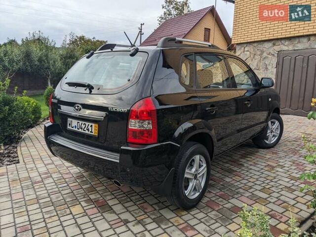 Чорний Хендай Туксон, об'ємом двигуна 2 л та пробігом 217 тис. км за 7700 $, фото 1 на Automoto.ua