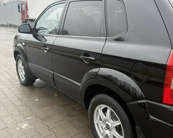 Черный Хендай Туксон, объемом двигателя 2 л и пробегом 237 тыс. км за 8350 $, фото 3 на Automoto.ua