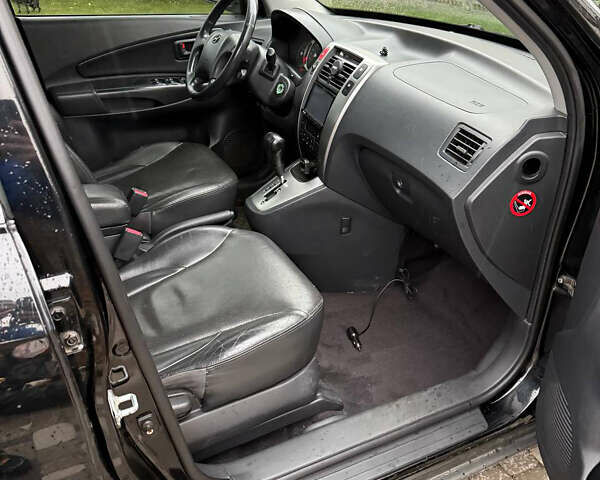 Черный Хендай Туксон, объемом двигателя 2.66 л и пробегом 205 тыс. км за 10000 $, фото 69 на Automoto.ua