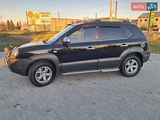 Черный Хендай Туксон, объемом двигателя 1.98 л и пробегом 233 тыс. км за 7850 $, фото 2 на Automoto.ua