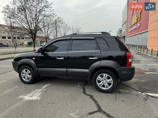 Черный Хендай Туксон, объемом двигателя 2 л и пробегом 282 тыс. км за 8700 $, фото 10 на Automoto.ua
