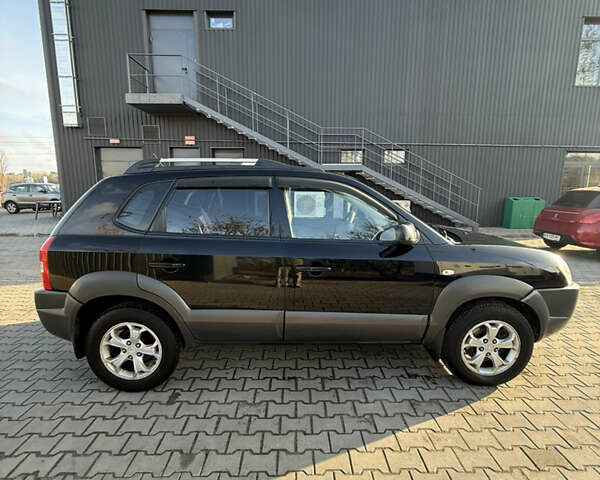 Черный Хендай Туксон, объемом двигателя 1.98 л и пробегом 220 тыс. км за 7500 $, фото 1 на Automoto.ua