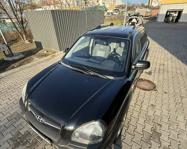 Черный Хендай Туксон, объемом двигателя 1.98 л и пробегом 220 тыс. км за 7500 $, фото 4 на Automoto.ua