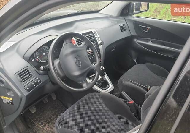 Черный Хендай Туксон, объемом двигателя 2 л и пробегом 198 тыс. км за 8200 $, фото 7 на Automoto.ua