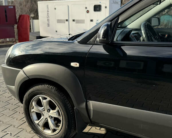 Черный Хендай Туксон, объемом двигателя 1.98 л и пробегом 220 тыс. км за 7500 $, фото 9 на Automoto.ua