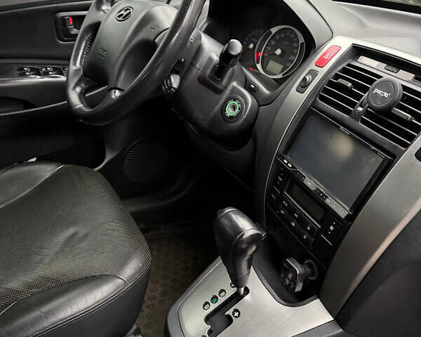 Черный Хендай Туксон, объемом двигателя 2.66 л и пробегом 205 тыс. км за 10000 $, фото 66 на Automoto.ua