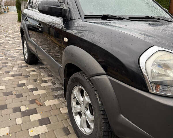 Черный Хендай Туксон, объемом двигателя 2.66 л и пробегом 205 тыс. км за 10000 $, фото 7 на Automoto.ua