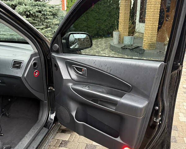 Черный Хендай Туксон, объемом двигателя 2.66 л и пробегом 205 тыс. км за 10000 $, фото 67 на Automoto.ua