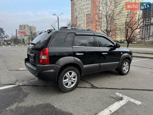 Черный Хендай Туксон, объемом двигателя 2 л и пробегом 282 тыс. км за 8700 $, фото 4 на Automoto.ua