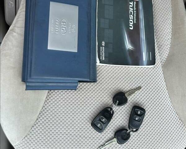 Черный Хендай Туксон, объемом двигателя 1.98 л и пробегом 198 тыс. км за 8250 $, фото 24 на Automoto.ua