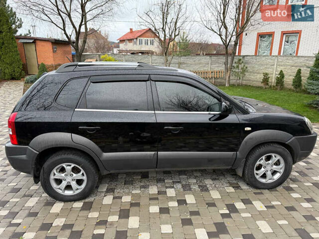 Черный Хендай Туксон, объемом двигателя 2.66 л и пробегом 205 тыс. км за 10000 $, фото 5 на Automoto.ua